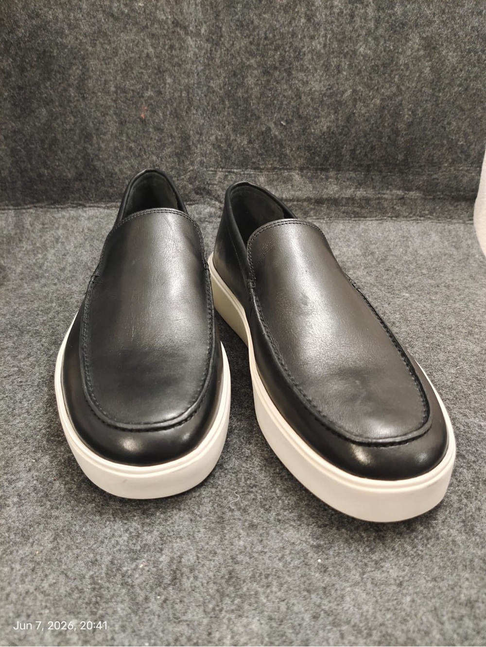 NWOB Vince Taro Black Leather With White Rubber Sole Men's 9 Loafer